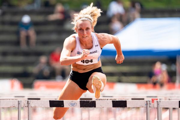 Isabel Mayer (LG TELIS FINANZ Regensburg) ueber 100m Huerden am 04.06.2022 waehrend der Sparkassen Gala in Regensburg